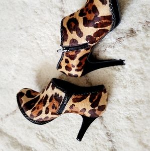 Exquisite Haircalf ankle boots featuring a leopard print. Size 7.5, heels 4".